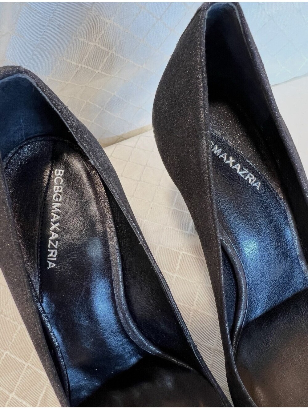 BCBG MAXAZRIA: Platinum Burma Suede Pointed Heel size 7.5M - Picture 3 of 9
